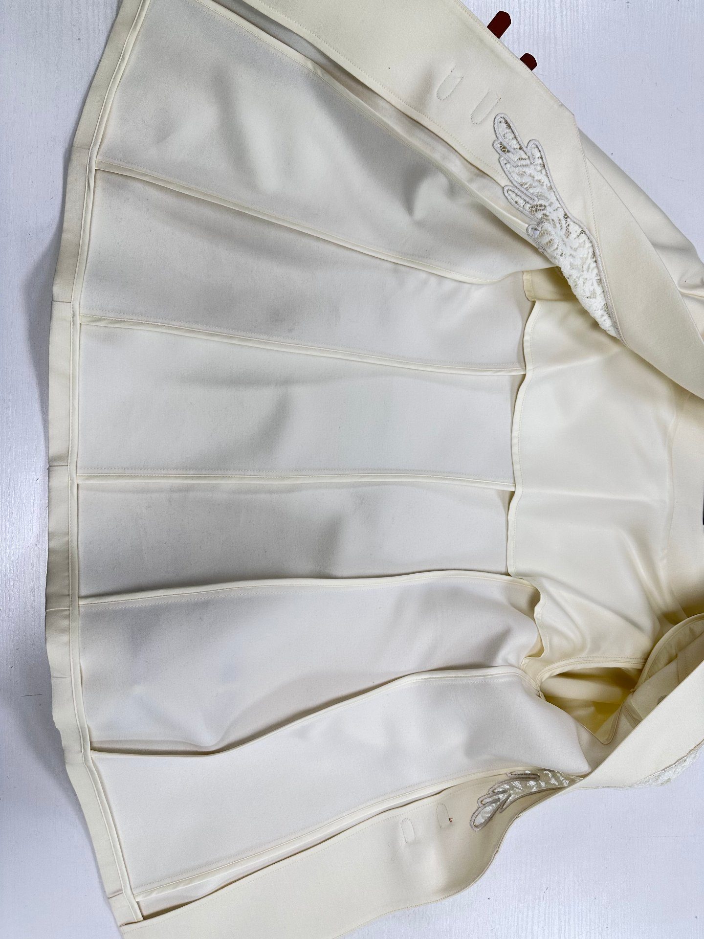 Inside an unlined ivory blazer: every joined seam enclosed and finished, UP Fashion Guangzhou