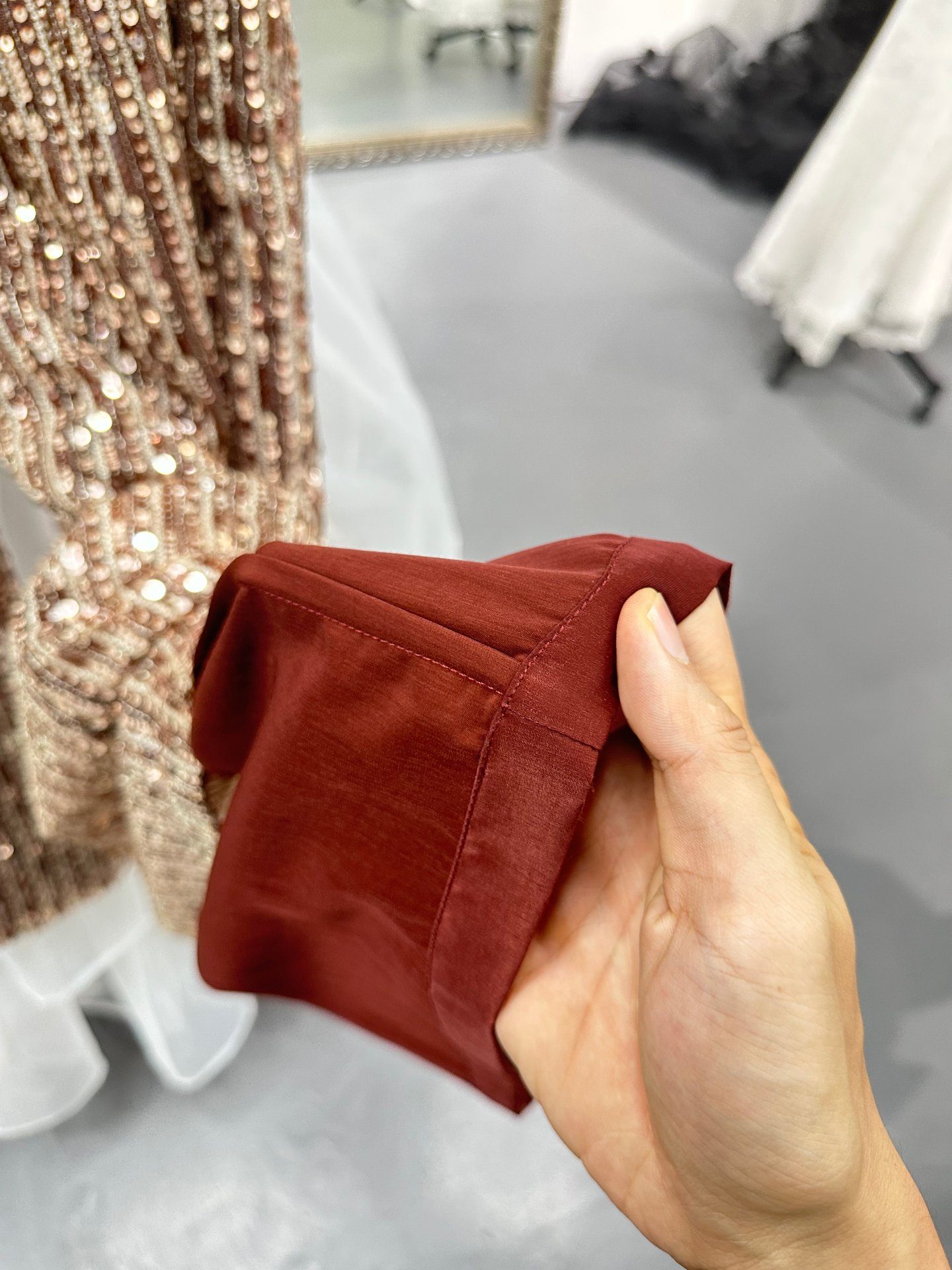 French seam on the wine-red lining of sequin trousers, UP Fashion Guangzhou