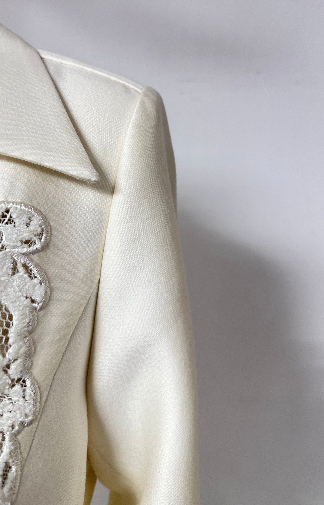 Smooth sleeve on an ivory blazer with lace applique, UP Fashion Guangzhou