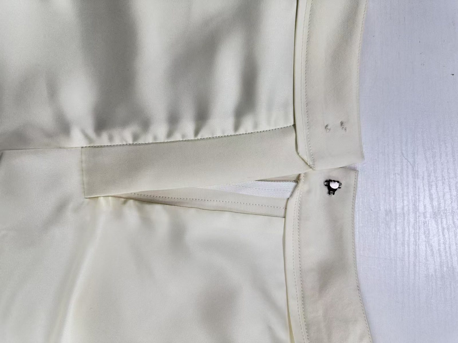Fully enclosed waistband and fly inside lined tailored shorts, UP Fashion Guangzhou