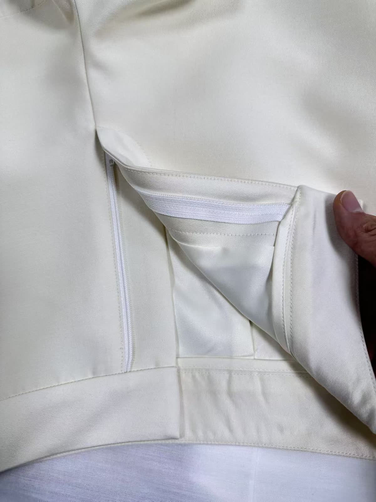 Clean zipper and fly construction, UP Fashion Guangzhou